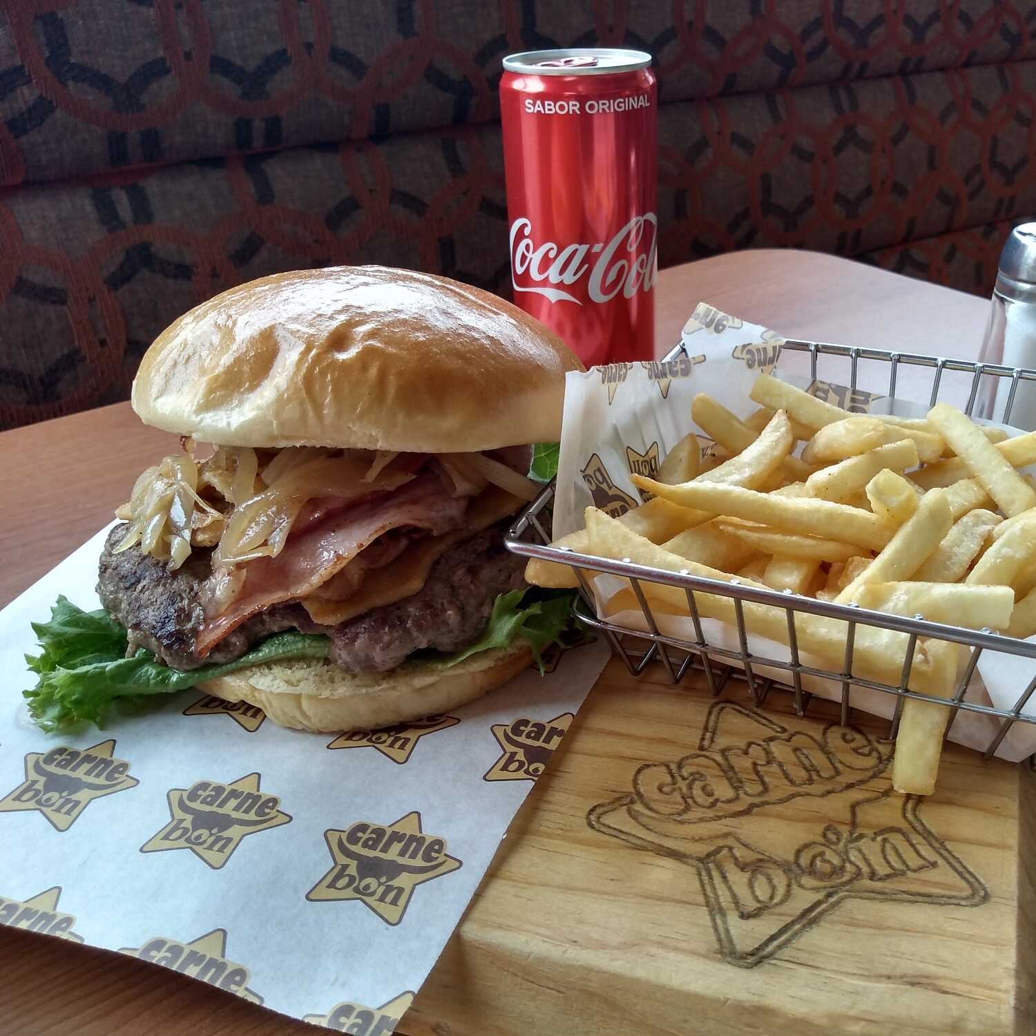 Carne Bon Burger con Papas y 1 Bebida