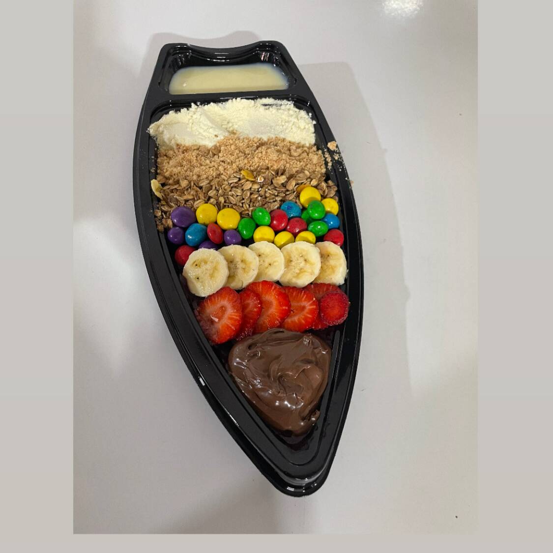 Açaí, leite condensado, leite em pó, confete, paçoca, granola, nutella, 2 tipos de fruta