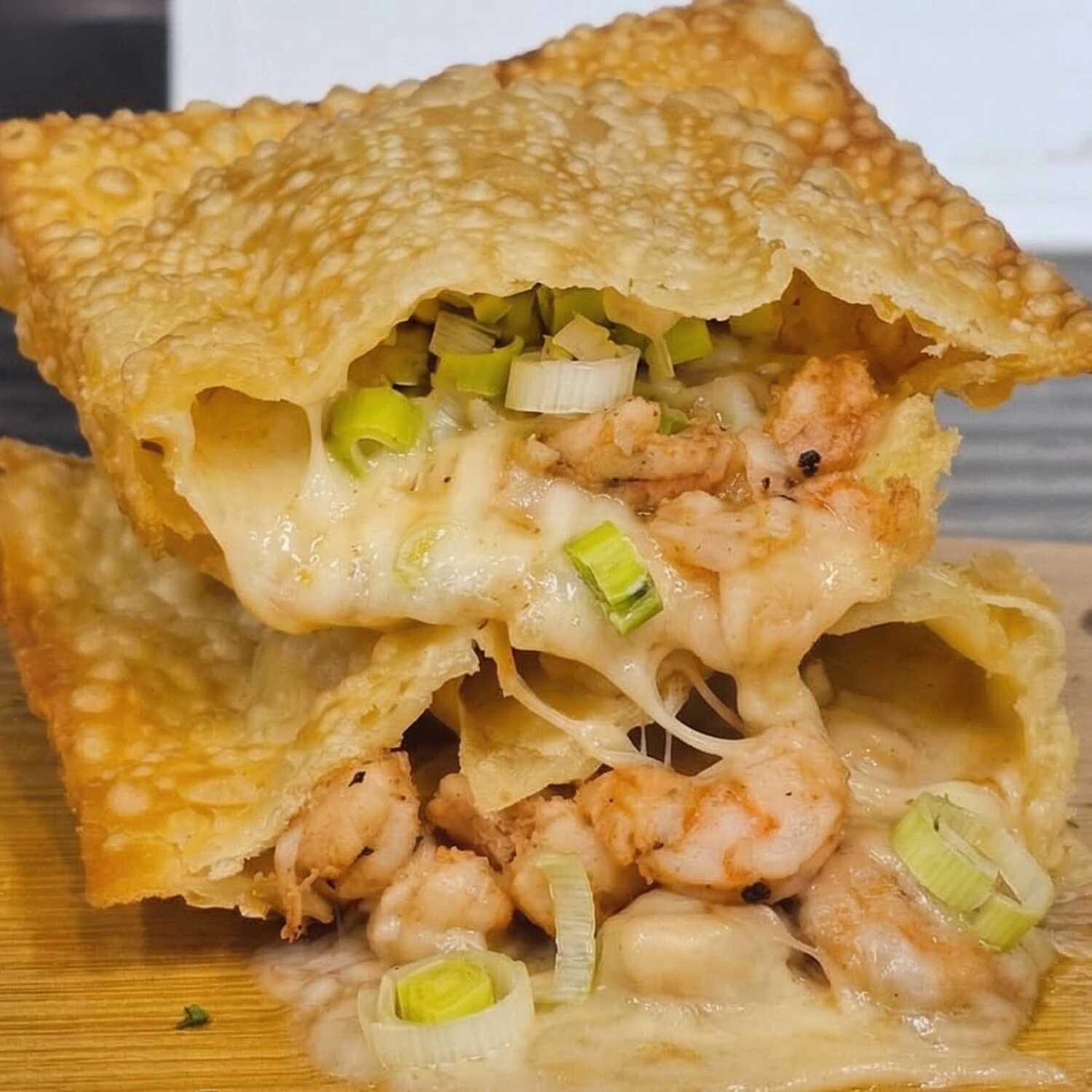 Delicioso pastel recheado com camarão suculento, queijo mussarela e saboroso alho poró. Uma combinação irresistível em cada mordida.