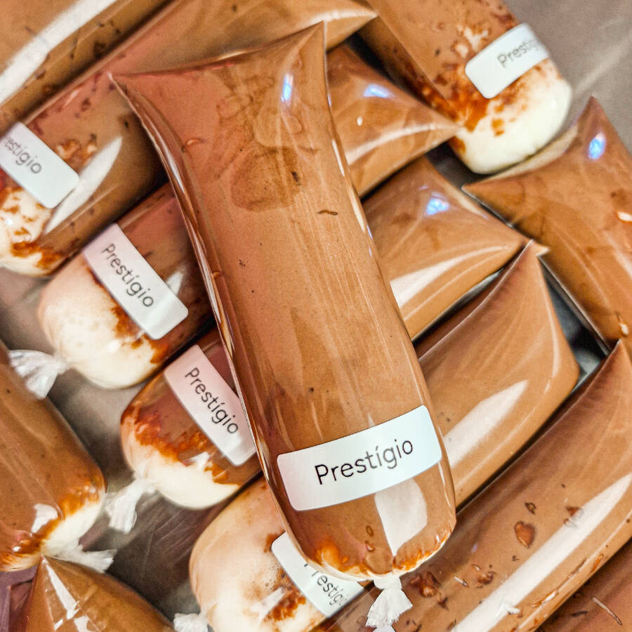 Base cremosa de coco com casquinha de chocolate blend