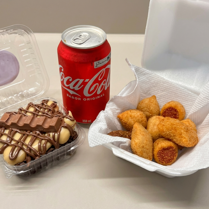 Brownie premiun Kinder+10 salgados+ Coca lata 28 reais e 90 centavos Combo especial: Brownie Premium Kinder + 10 salgados + Coca lata — sabor completo em uma só pedida!