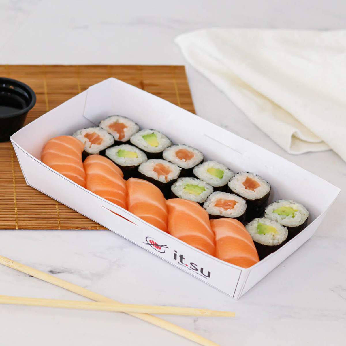 Salmão, arroz de sushi, avocado, alga nori.