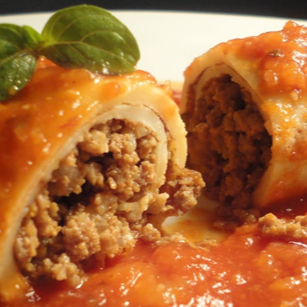 Panqueca de 20cm recheada com carne moída bem temperada, coberta com molho saboroso e preparada no ponto certo. Uma opção clássica, suculenta e deliciosa, perfeita para uma refeição completa.