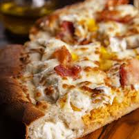 A pizza de Carijó é um sabor tipicamente brasileiro que combina ingredientes populares, sendo geralmente descrita como uma pizza de frango com catupiry, queijo mussarela e bacon em cubo crocante.