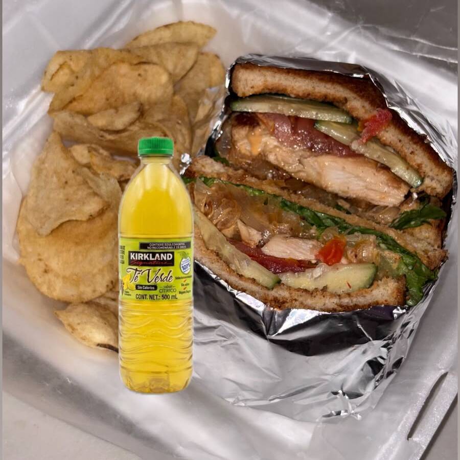 COMBO SANDWICH DE PECHUGA, PAPITAS Y TE VERDE