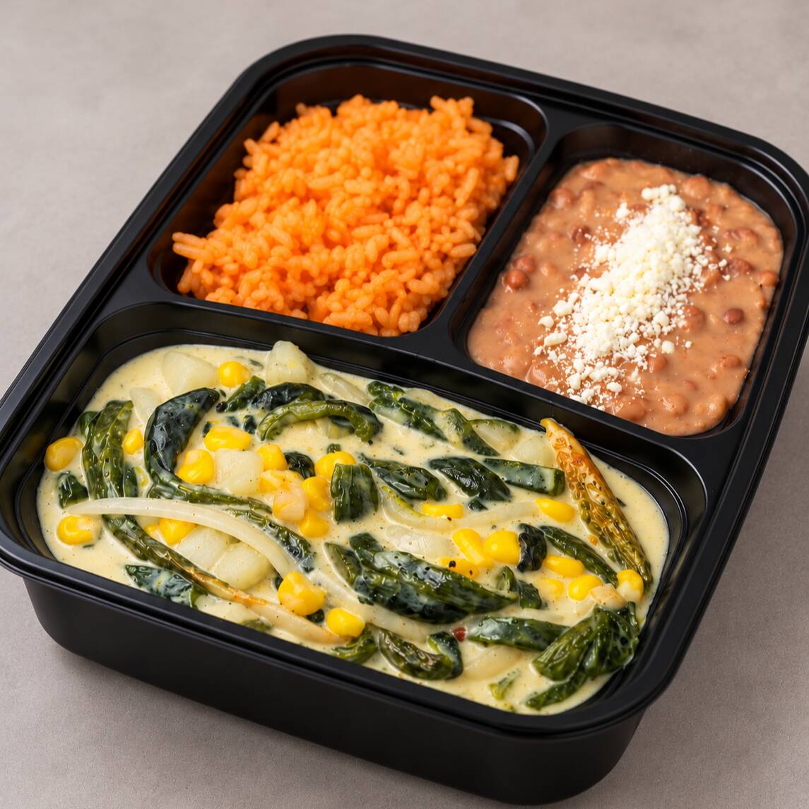 Platillo Rajas con Pollo y Crema, Arroz y Frijoles