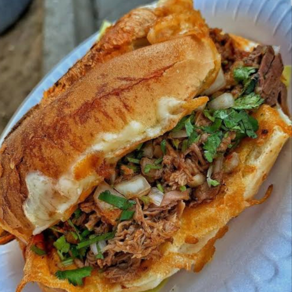 TORTA DE BIRRIA + CONSOME.