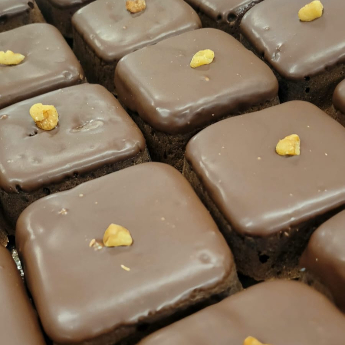 Doce rico em chocolate, textura macia e irresistível, perfeito para qualquer momento.