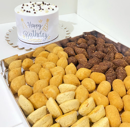 Kit Festa Bolo de Baunilha com recheio de doce de leite, serve 10 pessoas (Aprox 1,755 Kg ). E de brinde um topo de Parabéns. 100 Salgados 22g, Tamanho padrão de festa. Não Personalizamos a decoração.