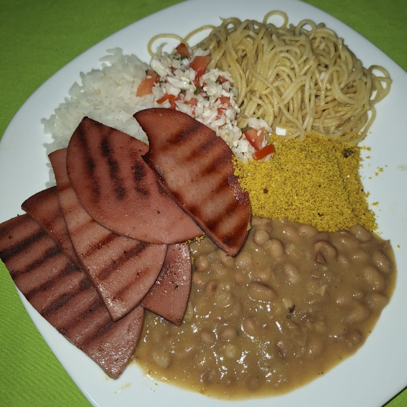 arroz, macarrão, feijao,farofa e vinagrete.