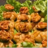 Deliciosas bolinhas de camarão temperadas, levemente crocantes por fora e macias por dentro, perfeitas como entrada ou petisco para abrir o apetite com sabor e textura incríveis.