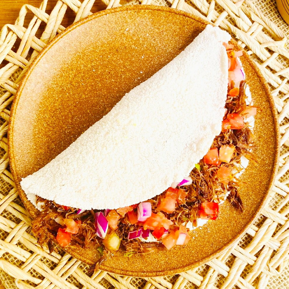 ostosa e maravilhosa! Tapioca bem recheada com carne de sol desfiada, com um toque de pimenta de cheiro, tomate fresco, cebola roxa picadinha, requeijão cremoso light (Canto de Minas) e molho especial da sua escolha. Aviso : Caso queira retirar algum ingrediente do pedido, é só informar na observação.