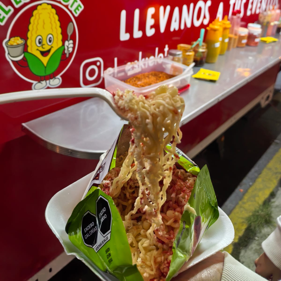 Chico con Maruchan doritos