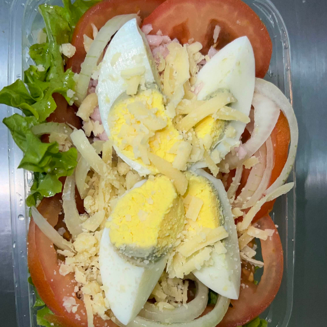 Alface, Tomate, Cebola, Queijo, Presunto, Ovo Cozido e Queijo Parmesão Ralado.
