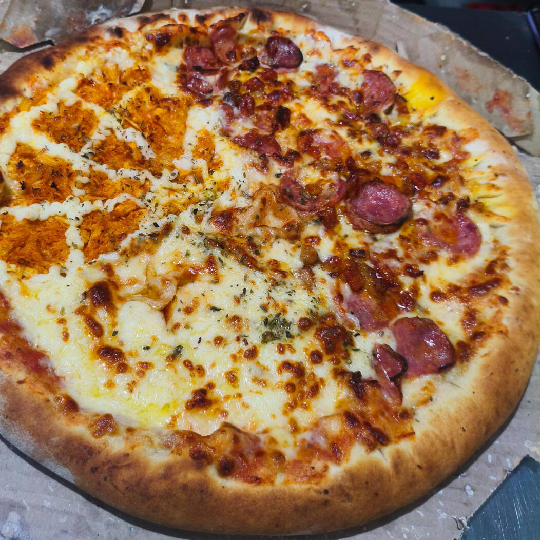 Pizza Premium, sabor calabresa e frango com catupiry mais borda muçarela reccheada