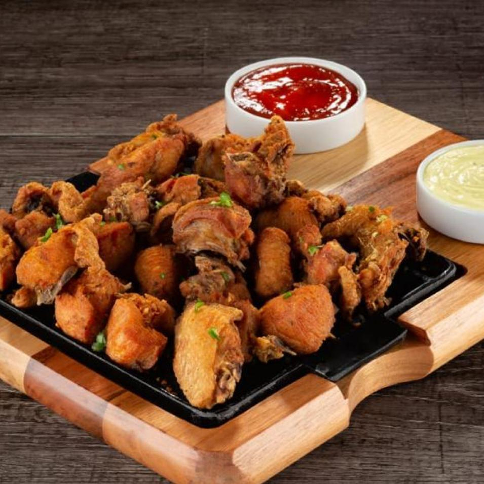 porção de frango a passarinho temperado no ponto certo, crocantes. Aprox 900g