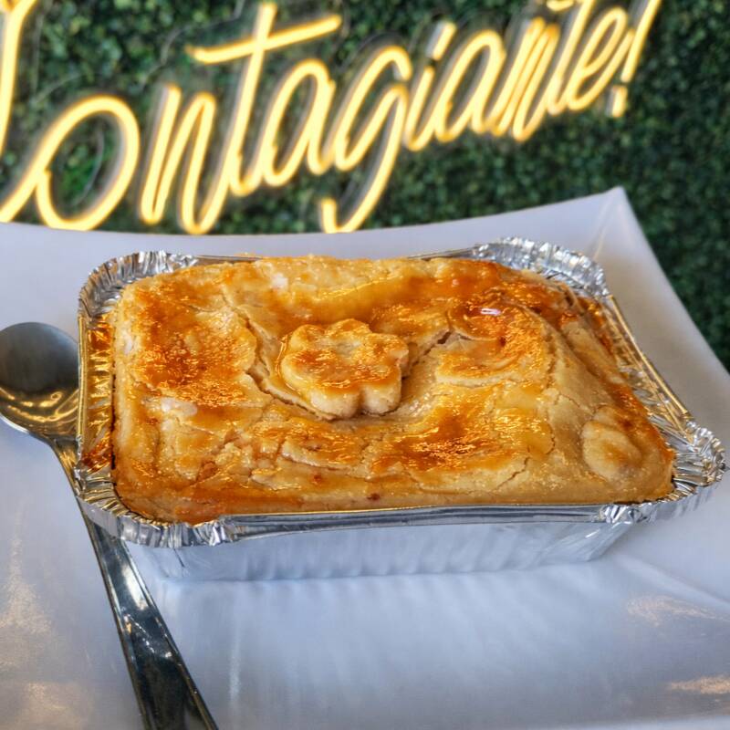 Massa de empada especial com creme de cebola, com recheio cremoso de frango e uma generosa camada de requeijão. Peso aproximado 250g