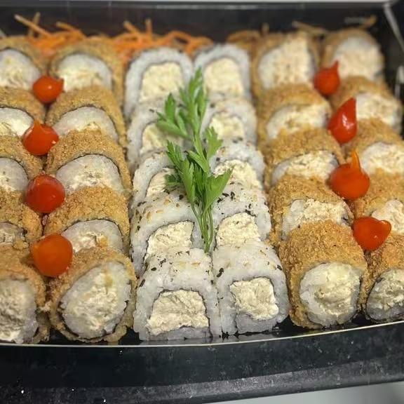 20 cariocas de pasta de atum + 10 uramakis de pasta de atum grelhado