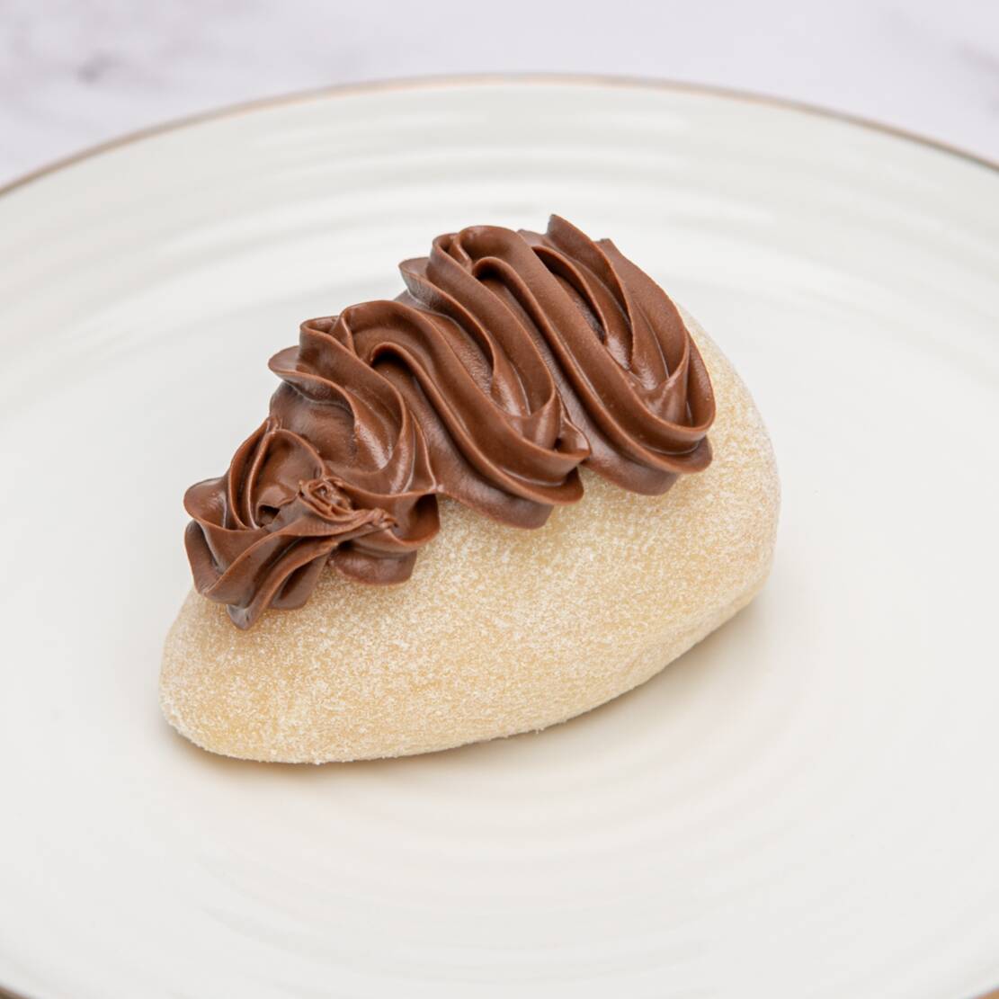 Brigadeiro de ninho bem cremoso recheado com morango bem fresco finalizado com creme de