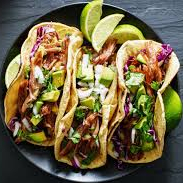 TRIO DE TACOS IRRESISTÍVEIS! SÃO 3 TORTILHAS DE MILHO (14 CM) RECHEADAS COM O SABOR QUE VOCÊ ESCOLHER, ACOMPANHADAS DE CHILLI BEANS COM FEIJÃO VERMELHO E PIMENTÕES, GUACAMOLE FRESCO, SOUR CREAM CREMOSO E QUEIJO CHEDDAR DERRETIDO.