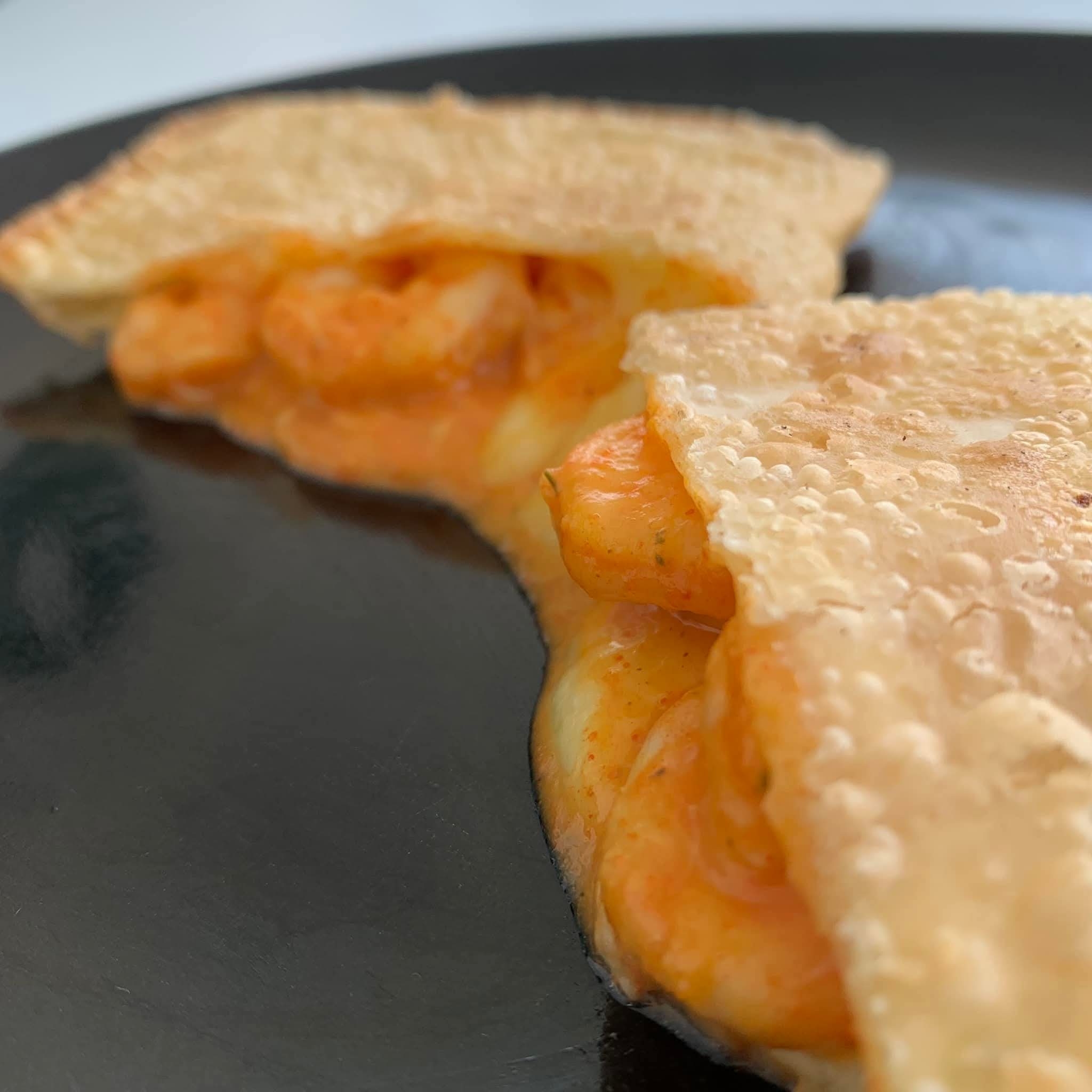 Camarões frescos e em grande quantidade se misturando com o delicioso queijo go