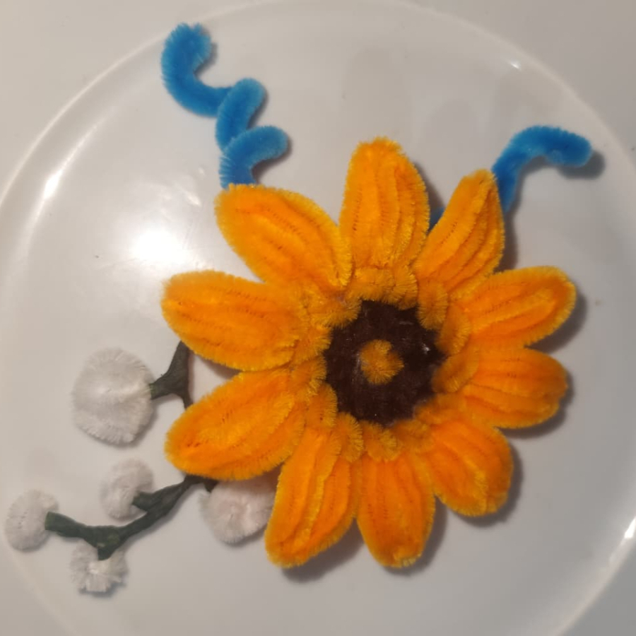 Sua chance de presentear alguém ou a si mesmo(a) com um chaveiro rodeado de uma linda flor feita a mão. Flores disponíveis: Van Gogh, Margarida, Orquídea vermelha.