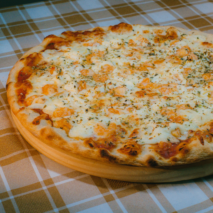 Massa fresquinha, molho de tomate, muçarela, camarões selecionados e muito requeijão. A escolha perfeita para quem busca uma pizza especial e sofisticada.
