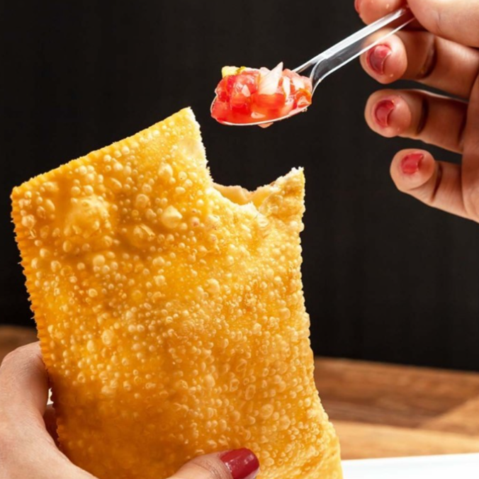 Compre o saboroso Pastel Procópio de Carne com Queijo Meia Cura e ganhe um refrigerante 200ml