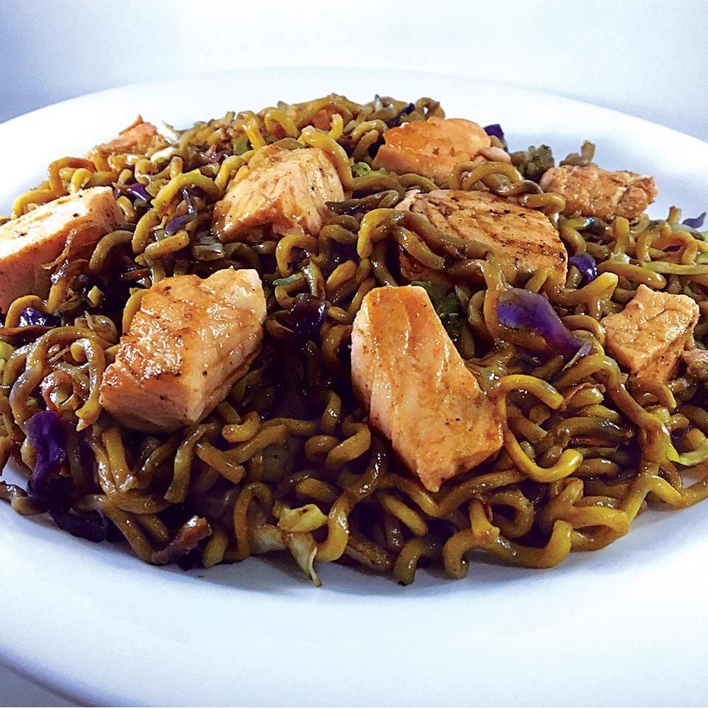 repolho roxo, repolho verde, cenoura, macarrão nissim, salmão e temperos do chef