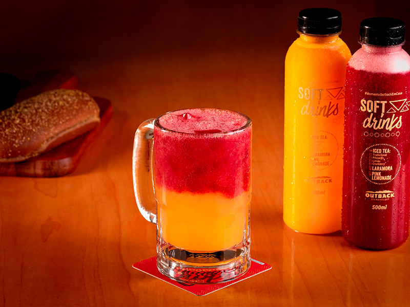 A combinação icônica e exclusiva de Outback pra você finalizar em casa: polpa de morango com suco natural de laranja, em versão de 1 litro.
E para deixar seu Laramora ainda mais Outback, sirva primeiro o suco de laranja e depois o suco de morango.
Sem Lactose|Sem Glúten
