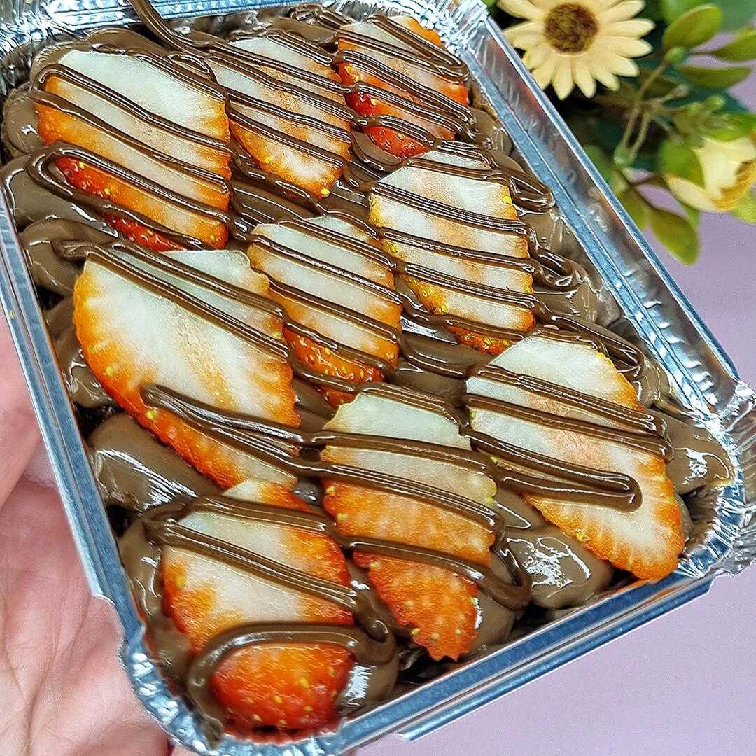 A sobremesa perfeita para quem ama chocolate e morango!
Nossa marmitinha traz aquele brownie super chocolatudo que você já conhece, coberto com um creme de chocolate mega cremoso, morangos fresquinhos e finalizado com um irresistível toque de Nutella.
Cada colherada é uma explosão de sabor, misturando cremosidade, chocolate intenso e a leveza do morango em 180g de pura tentação. ️
tags---------
Entrega rápida , desconto , promoção , 0,99 , 0800 , off , cupom , barato , melhor preço , oferta , frete grátis , descontão , preço baixo , Doces , bolos , brigadeiro , docinhos , kit festa , aniversario , bolo de pote , chocolate , morango , sobremesa natalina , Nutella , copo da felicidade , brownie , confeitaria , doceria , gourmet , bombom , piscina , ganache , caseiro , vovó , bento cake , vulcão , frutas , trufas , banoffe , pudim , doce de leite , pão de mel , Oreo , uva , ferrero Rocher , cheese cake , tartelete , Ninho , cupcake , afogadinho , bolo , Ninho ,