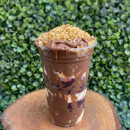 Açaí artesanal trufado com nutella, leite em po e xerem de amendoim.