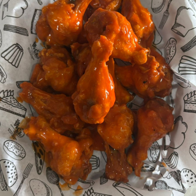 12 ALITAS + PAPA FRANCESA