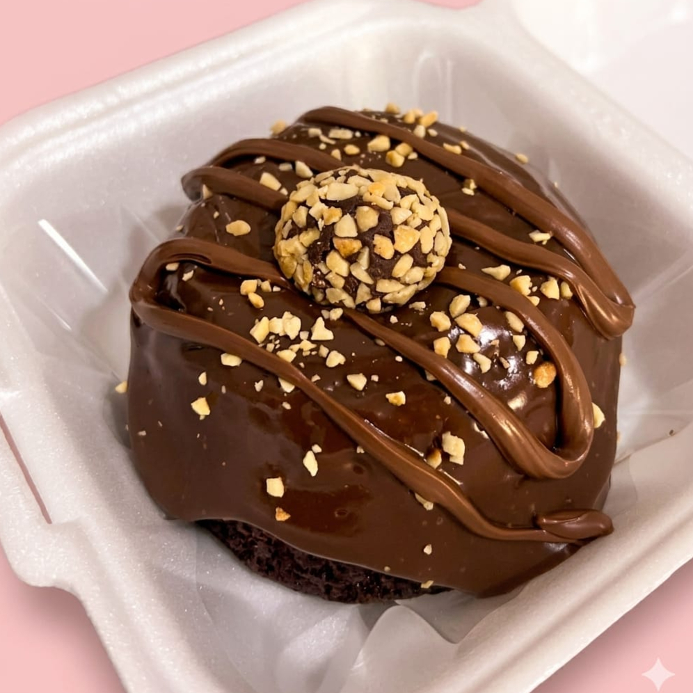 É compostto de um bolo de chocolate fofinho, calda de chocolate, amendoim e finalizado com um deliciso docinho de brigadeiro com amendoim.