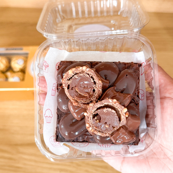 Nosso brownie especial com brigadeiro de cacau 50% bem cremoso, Nutella e pedaços do Original Ferrero Rocher. Uma combinação intensa, cremosa e cheia de textura, feita pra quem gosta de doce marcante e delicioso do começo ao fim.