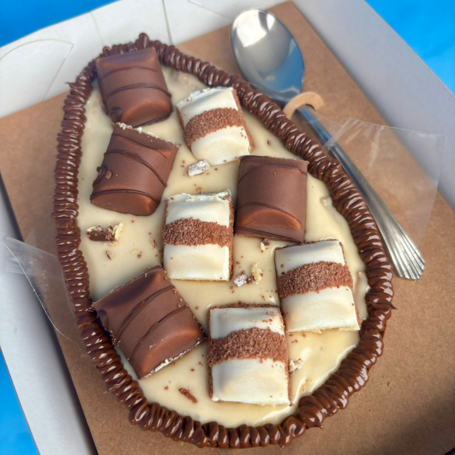 Ele é todo recheado com Kinder Bueno cremoso, wafer, finalizado com Nutella e muito Kinder Bueno. O tamanho da casca é 350g e o seu peso final 430g.