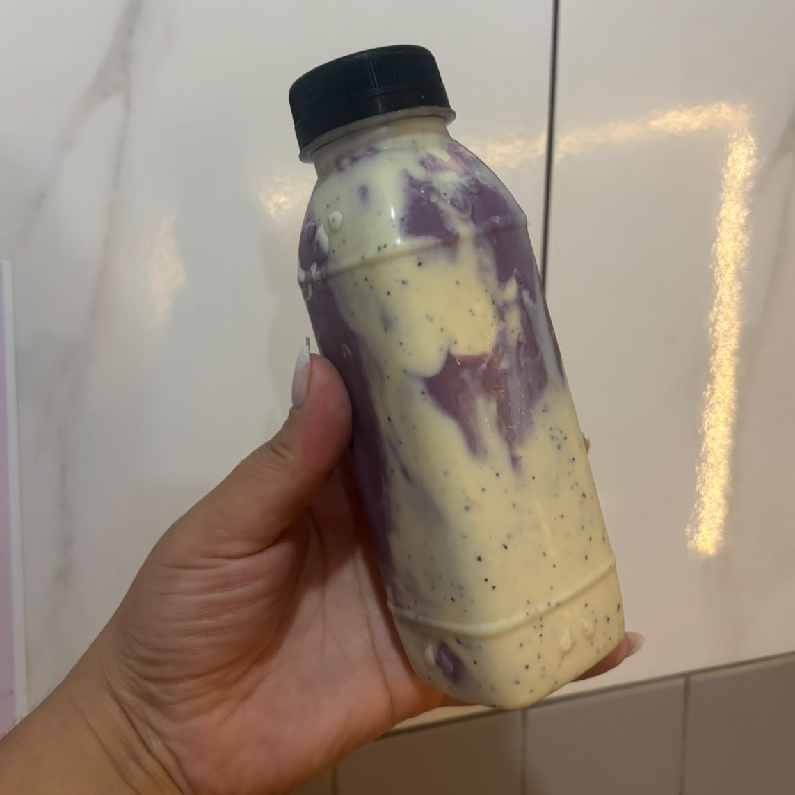 Açai batido com leite, leite condensado e leite em pó, recheado com mousse de maracuja e leite em pó