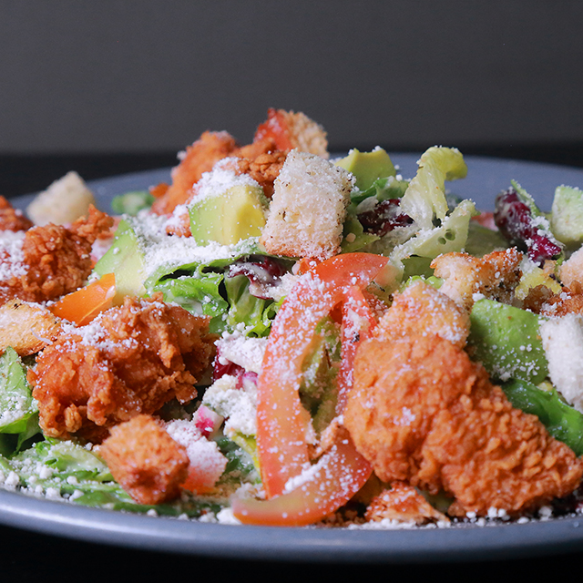 Ensalada Cesar con Pollo Crujiente