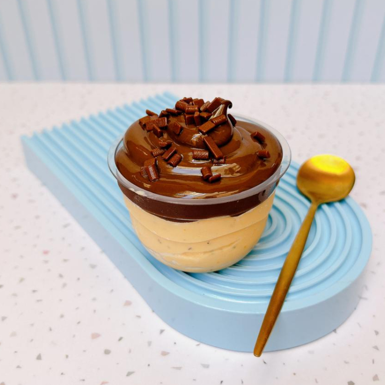 Delicioso creme de maracujá com brigadeiro tradicional cremoso finalizado com granule ao leite