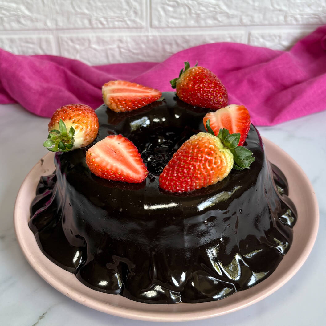 Serve de 6 a 8 pedaços e pesa aproximadamente 700g. Massa e cobertura cremosa chocolate 50% e finalizado com morangos.