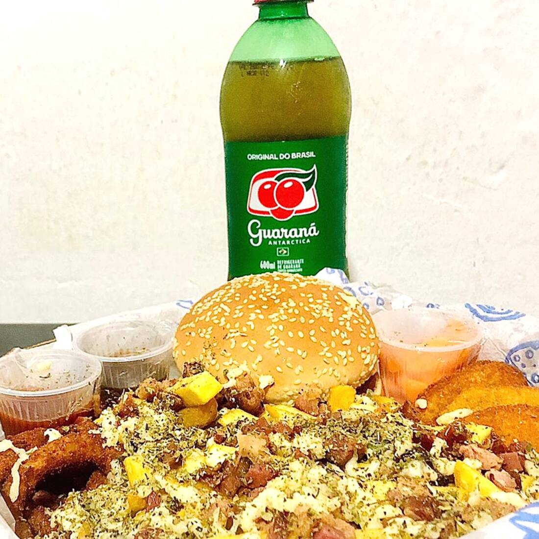 Este combo chegou para fazer a combinação perfeita para 1 pessoa!  1 hamburguer, nuggets, anéis de cebola, batata frita c/ calabresa, mussarela, orégano e molhos. Grátis: Guaraná Antarctica 1l ou Pepsi de acordo com a disponibilidade do estoque.