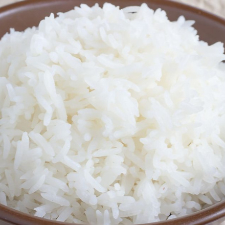 Nosso arroz branquinho, temperado com alho, sal e carinho. O tipo de arroz que diz: “cheguei pra completar seu prato com elegância”. 🍚✨