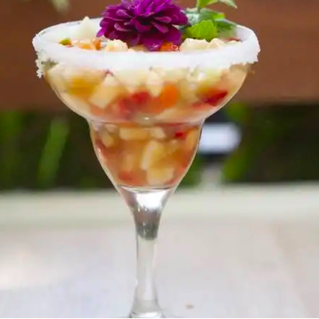 morango, kiwi, mamão, banana, maçã verde no suco de laranja