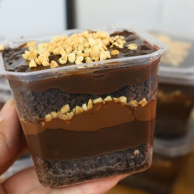 Bolo de chocolate, creme de avelã, amendoim e brigadeiro de chocolate. 250g