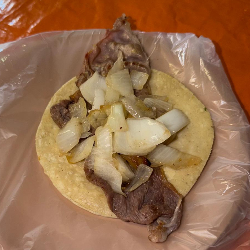 Taco de Bistec Entero con Cebolla, Sin Cilantro