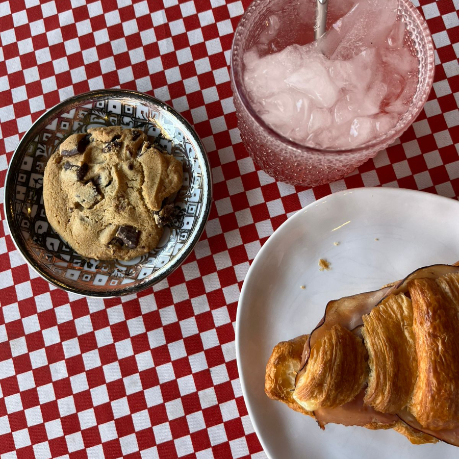 Combo Croissant, soda y galleta