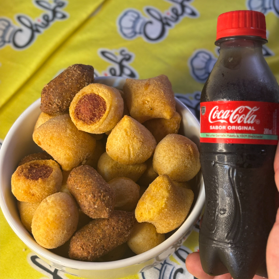 Salgados sortidos acompanhados de uma coca cola gelada de 200ml