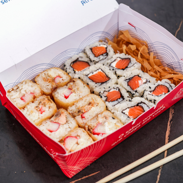 08 Uramaki de Salmão e 08 Hot Grelhado.