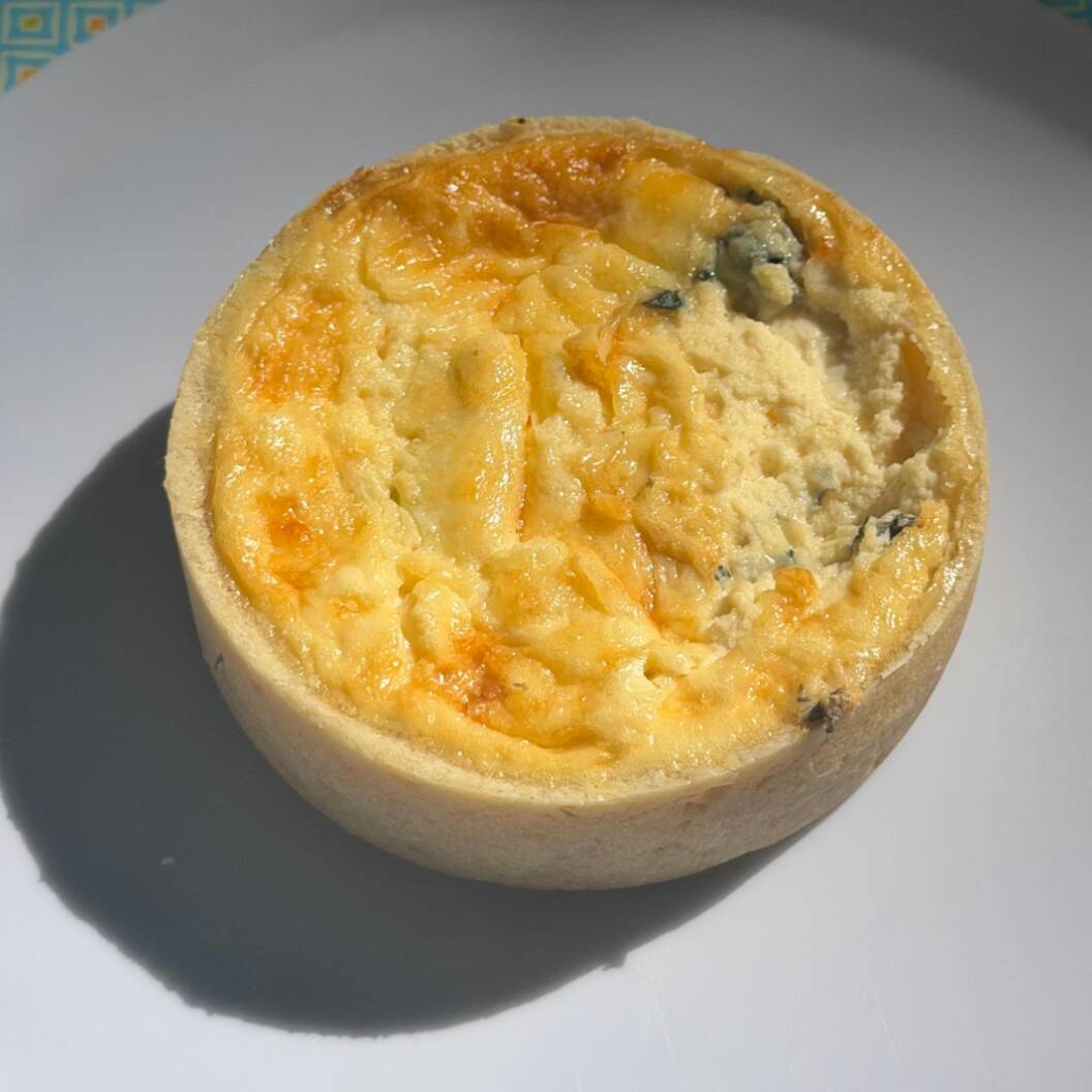 Essa é sucesso demais. Massa Pâte Brisée que derrete na boca, creme a base de ovos, requeijão e creme de leite. Pedaços de queijo gorgonzola, mussarela e cream cheese.