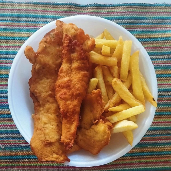 DELICOSA MARMITA DE FRANGO A MILANESA COM FRITAS ACOMPANHADO DE ARROZ BRANCO SOLTINHO E FEIJÃO PRETO BEM TEMPERADO.